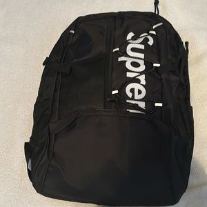 Supreme box logo backpack 17SS. Color Black . Very nice for travel and school.
